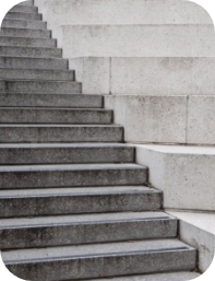 Escalier en béton avec muret de soutènement en blocs de béton.